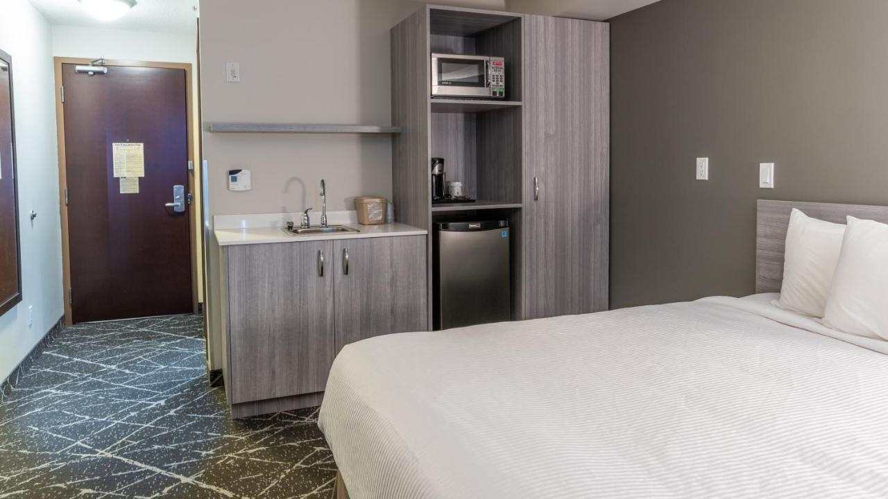 Microtel Inn & Suites By Wyndham Lloydminster Eksteriør bilde